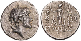 KAPPADOKIEN, KÖNIGREICH
Ariarathes VI. Epiphanes Philopator, 130-112/0 v. Chr. AR-Drachme 121/0 v. Chr. (= Jahr 10) Mzst. C (Komana) Vs.: Kopf mit Di...