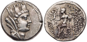 SYRIEN STÄDTE
Laodikeia ad Mare AR-Tetradrachme 62/61 v. Chr. (= Jahr 20) Vs.: Büste der Tyche mit Mauerkrone und Schleier n. r., Rs.: Zeus Nikephoro...