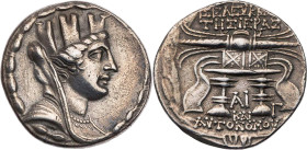 SYRIEN STÄDTE
Seleukeia Pieria AR-Tetradrachme 99/98 v. Chr. (= Jahr 11) Vs.: Büste der Tyche mit Mauerkrone und Schleier n. r., Rs.: Blitzbündel auf...