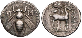 PHOENIZIEN ARADOS
 AR-Drachme 171/170 v. Chr. (= Jahr 89) Vs.: Biene, links und rechts je ein Monogramm, Rs.: Hirsch steht vor Palme n. r. BMC 148-14...