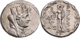 PHOENIZIEN ARADOS
 AR-Tetradrachme 66/65 v. Chr. (= Jahr 194) Vs.: Büste der Tyche mit Mauerkrone und Schleier n. r., Rs.: Nike steht mit Palmzweig u...