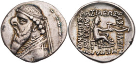 PARTHER, KÖNIGREICH DER ARSAKIDEN
Mithradates II., 121-91 v. Chr. AR-Drachme Rhagai Vs.: Büste in Ornat mit Diadem n. l., Rs.: 5-zeilige Beischrift, ...