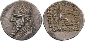 PARTHER, KÖNIGREICH DER ARSAKIDEN
Mithradates II., 121-91 v. Chr. AR-Drachme 96/5-93/2 v. Chr. Ekbatana Vs.: Büste in Ornat mit Tiara n. l., Rs.: 5-z...