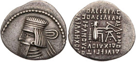 PARTHER, KÖNIGREICH DER ARSAKIDEN
Artabanos IV., 10-38 n. Chr. AR-Drachme Ekbatana Vs.: Büste in Ornat mit Diadem n. l., Rs.: 7-zeilige Beischrift, A...