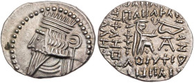 PARTHER, KÖNIGREICH DER ARSAKIDEN
Pakoros I., 78-120 n. Chr. AR-Drachme Ekbatana Vs.: Büste in Ornat mit Diadem n. l., Rs.: 7-zeilige Beischrift, Ars...