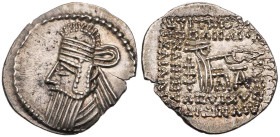 PARTHER, KÖNIGREICH DER ARSAKIDEN
Vologases IV., ca. 147-191 n. Chr. AR-Drachme Ekbatana Vs.: Büste in Ornat mit Tiara und Diadem n. l., Rs.: 7-zeili...