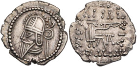 PARTHER, KÖNIGREICH DER ARSAKIDEN
Vologases VI., 207/8-221/2 n. Chr. AR-Drachme Ekbatana Vs.: Büste in Ornat mit Tiara und Diadem n. l., dahinter Mon...
