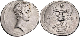 IMPERATORISCHE PRÄGUNGEN
Octavianus. AR-Denar 30-29 v. Chr. Mzst. in Italien (Rom oder Brindisi?) Vs.: Kopf n. r., Rs.: IMP - CAESAR, Tropaeum mit Ru...