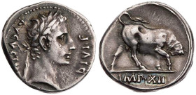 RÖMISCHE KAISERZEIT
Augustus, 27 v.-14 n. Chr. AR-Denar 11/10 v. Chr. Lugdunum Vs.: AVGVSTV[S] DIVI·F, Kopf n. r., Rs.: Stier stößt n. r., im Abschni...