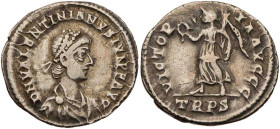 RÖMISCHE KAISERZEIT
Valentinianus II., 375-392 n. Chr. AR-Siliqua 375-383 n. Chr. Trier Vs.: D N VALENTINIANVS IVN P F AVG (NP ligiert), gepanzerte u...