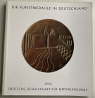 AA.VV. Die Kunstmedaille in Deutschland 1993-1995. Berlin 1996. Brossura ed. pp. 202, ill. in b/n. Buono stato.