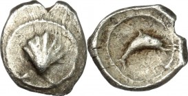 Greek Italy. Southern Apulia, Tarentum. AR Hemilitron, 325-280 BC. D/ Shell. R/ Dolphin right. HN Italy 980. AR. g. 0.40 mm. 8.50 VF.