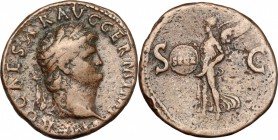 Nero (54-68). AE As, 62-68. D/ Head of Nero right, laureate. R/ Victoria advancing left, holding shield. RIC 312. AE. g. 11.40 mm. 27.00 Brown patina....
