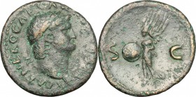 Nero (54-68). AE As, 62-68. D/ Head of Nero right, laureate. R/ Victoria flying left, holding shield. RIC 351. AE. g. 9.50 mm. 28.00 Dark green patina...