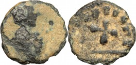 Vandals, Anonymous issue. AE Nummus, c.440-490 BC. D/ Bust right. R/ Cross. AE. g. 0.59 mm. 10.00 About F.