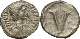 Ostrogothic Italy, Theoderic (493-526). AE Pentanummium, Roma mint, 493-526. D/ Bust of Justin I right, diademed, draped. R/ V. BMC 59. Kraus 96. AE. ...