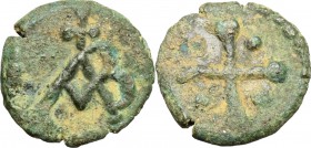 Merovingian. AE, 725-750. D/ Monogram. R/ Cross with pellets. AE. g. 0.82 mm. 10.00 About EF.