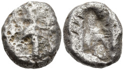 ACHAEMENID EMPIRE. Time of Darios I to Xerxes II (485-420 BC). Sardes.
AR Siglos (13.7mm 4.21g)
Obv: Persian king in kneeling-running stance right, ...