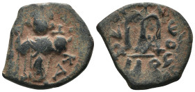 Constans II. (641-668 AD). Follis. Obv: Constans II. standing facing. Rev: M. . Weight 4,27 gr - Diameter 22 mm