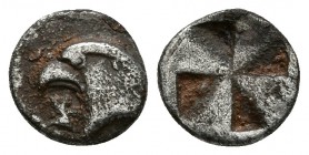 AIOLIS, Kyme. Hemióbolo. 480-450 a.C. A/ Cabeza de águila a izquierda, delante KY. R/ Cuatripartito incuso. SNG Cop 31; SNG von Aulock 1623. Ar. 0,43g...