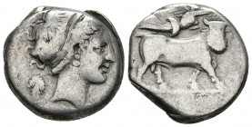 CAMPANIA. Neapolis. Didracma. 300-275 a.C. A/ Cabeza de Ninfa a derecha. R/ Toro con cabeza de hombre caminando a derecha, Nike sobre él coronándolo. ...