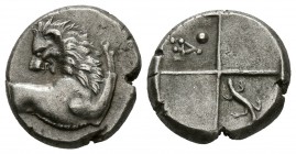 CHERSONESOS, Tracia. Hemidracma. 400-350 a.C. A/ Parte delantera de león a izquierda con cabeza vuelta. R/ Cuatro cuadros incusos, primer cuartel mono...