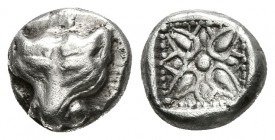 IONIA, Miletos. Obolo. 530-480 a.C. A/ Cabeza de león o pantera de frente y dentro de cuadrado de puntos. R/ Diseño floral dentro de cuadrado incuso. ...