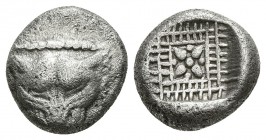 IONIA, Miletos. 1/8 Estátera. 530-480 a.C. A/ Cabeza de león o pantera de frente y dentro de cuadrado de puntos. R/ Diseño floral en el centro de la c...