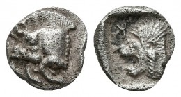 KYZIKOS, Mysia. Hemióbolo. 550-500 a.C. A/ Parte delantera de jabalí a izquierda, tras el atún. R/ Cabeza rugiente de león a izquierda, en la parte su...