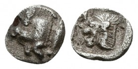 KYZIKOS, Mysia. Tartemorión. 550-500 a.C. A/ Parte delantera de jabalí a izquierda, tras el atún. R/ Cabeza rugiente de león a izquierda, en la parte ...