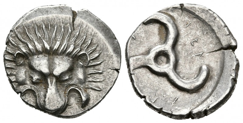 LYCIA, Perikles. 1/3 Estátera. 380-370 a.C. A/ Piel de león de frente. R/ Triske...