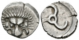 LYCIA, Perikles. 1/3 Estátera. 380-370 a.C. A/ Piel de león de frente. R/ Triskeles incuso. Falghera 217; SNG von Aulock 4254-6. Ar. 2,59g. MBC+.