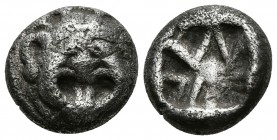PARION, Mysia. Dracma. 500-475 a.C. A/ Gorgona de frente. R/ Diseño cruciforme incuso. SNG Copenhagen 256. Ar. 3,82g. MBC.