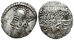 VOLOGASES IV. Dracma. 147-191 a.C. Ekbatana (Reino Parto). A/ Busto diademado con tiara y drapeado a izquierda. R/ Arquero (Arkases I) sentado a derec...