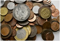 MUNDIAL. Lote compuesto por más de un centenar de monedas de diferentes países desde el siglo XVIII hasta la actualidad, conteniendo los siguientes pa...