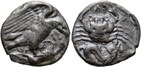 SIZILIEN. AKRAGAS Hemidrachme ø 15mm (1.90g). ca. 420 - 410 v. Chr. Vs.: Adler kröpft einen auf dem Rücken liegenden Hasen, dahinter Gerstenkorn. Rs.:...