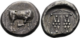 ILLYRIEN. APOLLONIA Stater ø 22mm (10.80g). ca. 340 - 280 v. Chr. Vs.: Kuh n. r. stehend, den Kopf zu ihrem säugenden Kalb zurückgewandt. Rs.: [A] - Π...