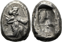 KÖNIGREICH DER ACHÄMENIDEN. Typ IIIb (früh). Siglos ø 18mm (5.50g). Xerxes I. - Dareios II., ca. 485 - 420 v. Chr. Mzst.Sardeis. Vs.: Großkönig mit Ki...