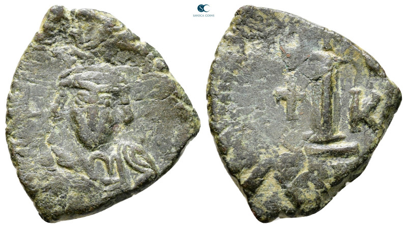 Constantine IV Pogonatus AD 668-685. Constantinople
Decanummium Æ

23 mm, 4,2...