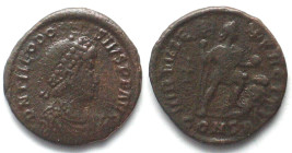 THEODOSIUS I (379-395 AD). AE Follis, CONSA, Constantinople mint, VIRTVS EXERCITI, emperor standing w. labarum, cross in field, VF