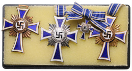 Deutsche Ausgaben bis 1945. 
Deutsches Reich. Mutterkreuz, 2. Form (1939-45), vier Dekorationen, alle Buntmetall: 2. Stufe (Silber) mit Band, Miniatu...