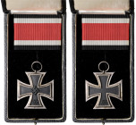 Deutsche Ausgaben bis 1945. 
Deutsches Reich. Eisernes Kreuz 2. Klasse, Ausführung in Übergröße (47 mm). OEK&nbsp;3824/3. mit Ritterkreuzband in orig...
