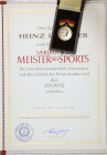 Ausgaben der DDR. 
Staatl. Auszeichnungen. 
Verdienter Meister des Sports, 1. Form, Silber vergoldet, Punze im Rand, an Bandschleife. B.&nbsp;71a. i...