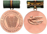 Ausgaben der DDR. 
Staatl. Auszeichnungen. 
Meisterbauer der genossenschaftlichen Produktion, Buntmet. bronzefarb., 31,7 mm, Bandspange 11 x 23 mm. ...
