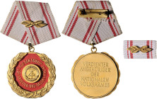 Ausgaben der DDR. 
Staatl. Auszeichnungen. 
Verdienter Angehöriger der Nationalen Volksarmee, 2. Form, Buntmetall goldfarben, zweiteilig. B.&nbsp;10...