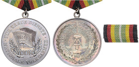 Ausgaben der DDR. 
Staatl. Auszeichnungen. 
Med. für treue Dienste in der NVA in Silber, Silber 900 fein, mit Punze 1 ("900" im Rand, kleine Ziffern...