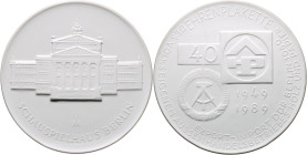 Ausgaben der DDR. 
Betriebliche Auszeichnungen. 
VE Außenhandelsbetrieb Holz u. Papier Export-Import Berlin. Ehrenplakette 1989, Meißner Porzellan, ...