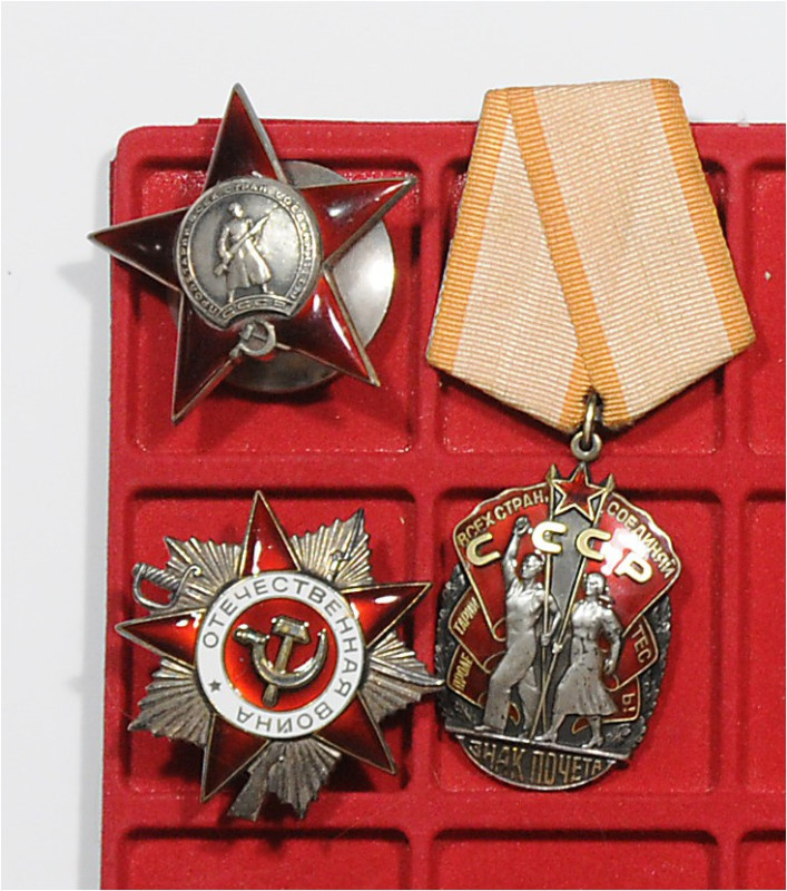 Ausländische Ausgaben. 
Russland. 
UdSSR. Drei verschiedene Orden: Zeichen der...