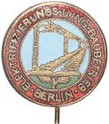 Ausgaben deutscher Organisationen, Firmen usw.. 
Deutsche Reichsbahn. Abz. Elektrifizierungs- u. Ing.-Baubetrieb Berlin, Messing emaill., 17 mm, StN,...