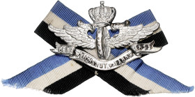 Ausgaben deutscher Organisationen, Firmen usw.. 
Verband der Weichensteller u. Bahnwärter 1893. Mitgliedsabzeichen, Buntmetall versilb., 36 x 57 mm, ...